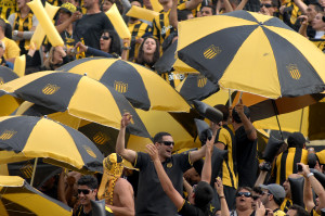 Foto-Hinchada-Peñarol-Paraguas1